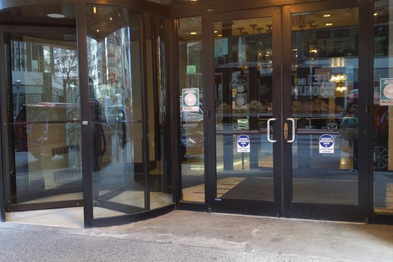 Entrance doors. Revolving doors and automatic glass doors.