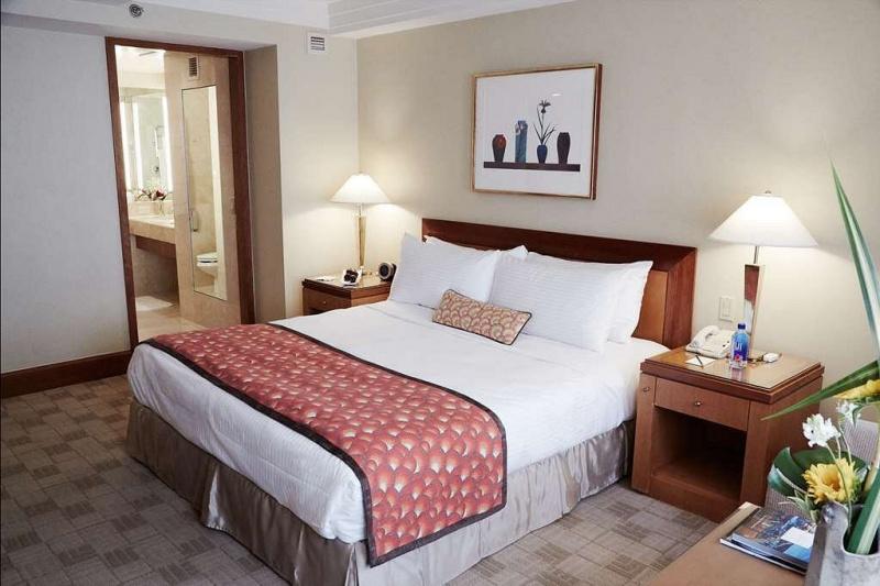The accessible king room, with Japanese decor, a king-sized bed, bedside tables and a carpeted floor.
