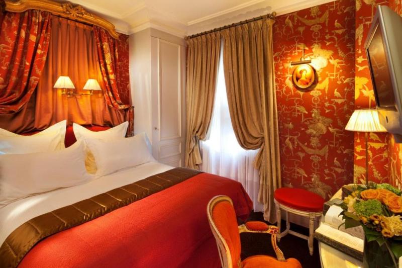 The boudoir double room has a double bed, a period armchair and red and gold decor.
