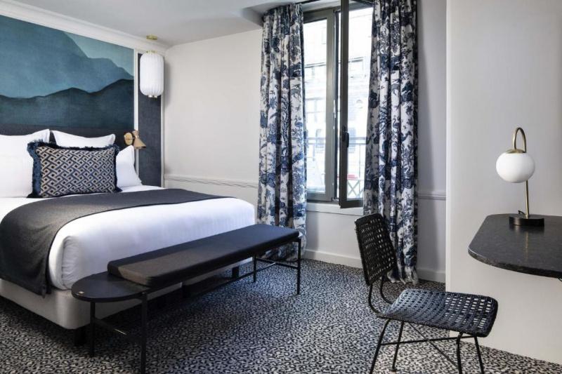 The classic queen room has a queen-sized bed, comfortable bench seat and a desk and chair.