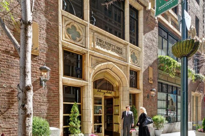 Access to the hotel entrance is step-free and through 2 glass doors from the sidewalk.