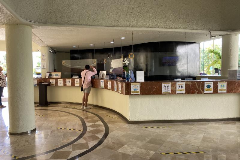 The spacious reception area has a high reception desk with plexiglass protection screens. The area is spacious and step-free