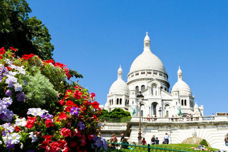 The Sacré-Coeur Basilica in Montmartre, seen on a clear spring day.