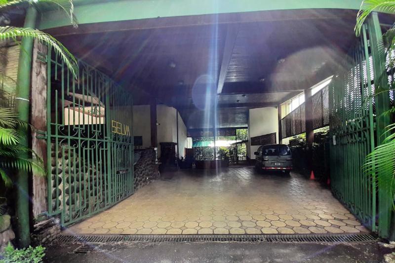 Selva Verde Lodge parking garage