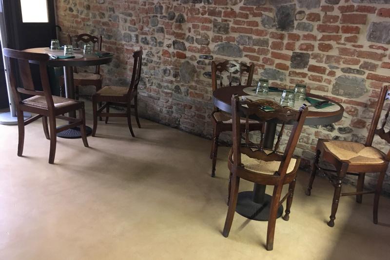 Il Desco Bistrot dinign are with rustic furniture and furnishings