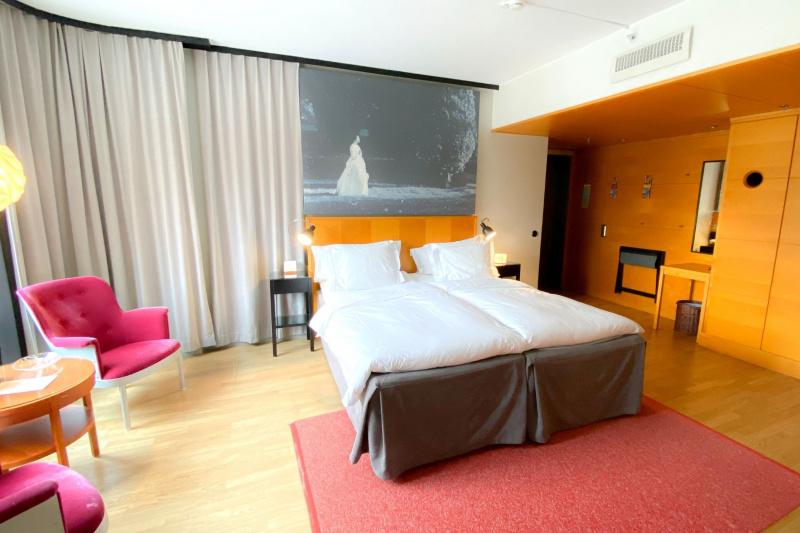 The superior room has two twin beds, a closet, two bedside tables with lamps, and bedside telephone access