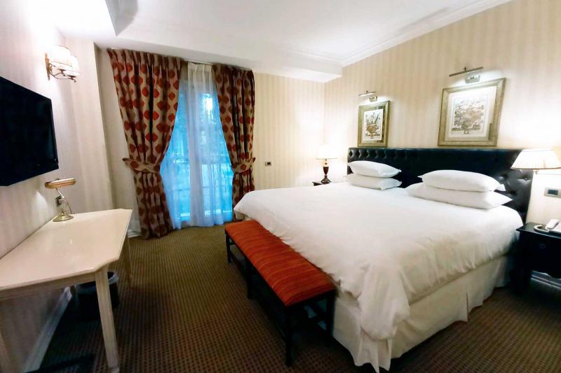 Deluxe king room with bed.