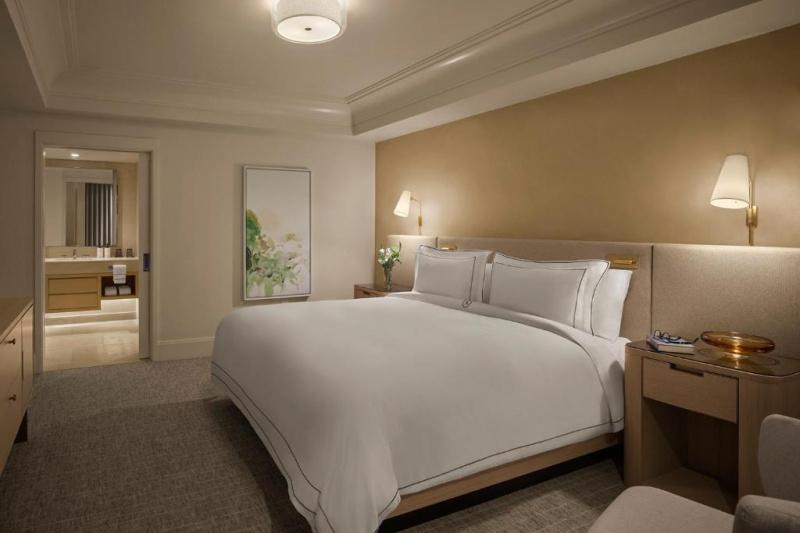 Guestroom bed with nightstands