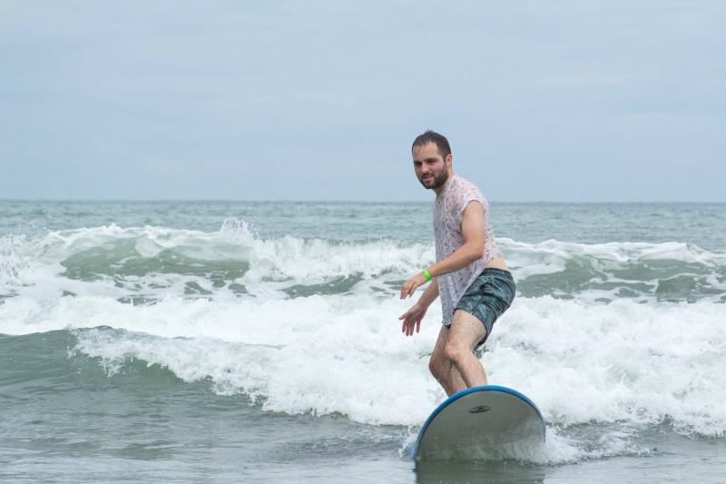 Traveler surfing using a non-adapted surf board